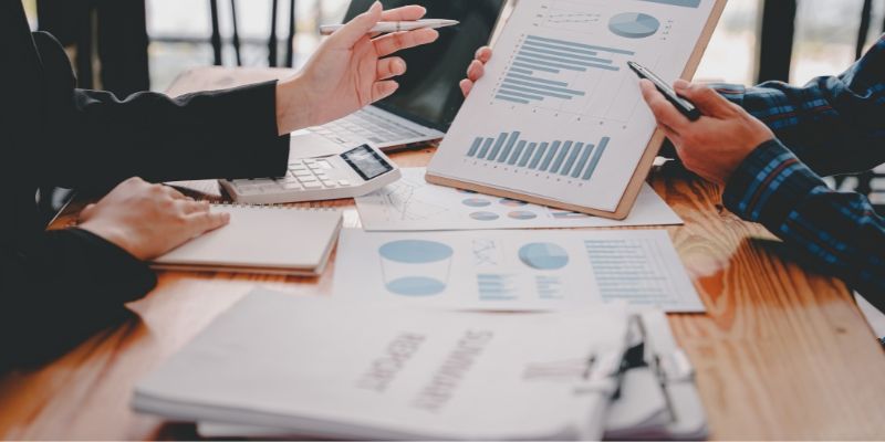 Analista financeiro fazendo a fiscalização dos dados da empresa