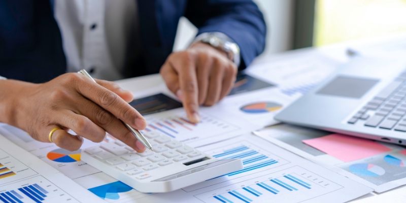 Contador financeiro está verificando documentos do departamento, análise de dados e crescimento