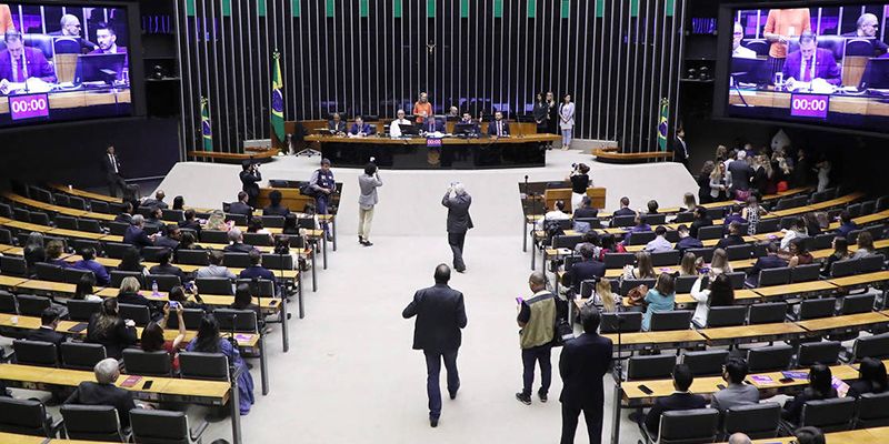 mulher pagando almoço com cartão de vlae alimentação